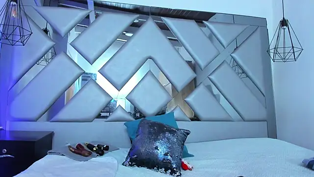 Lorenn Hill online show from December 19, 2025, 1:13 pm