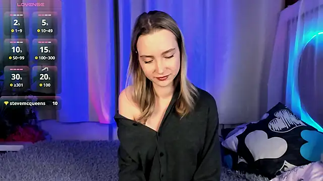 Snapshot of EllaBloom chatting on December 21, 2025, 1:35 pm EllaBloom online show from December 21, 2025, 1:35 pm