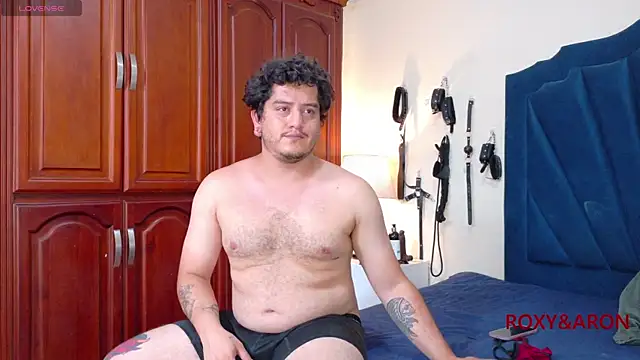 Snapshot of RoxyandAron2 chatting on May 11, 2026, 4:15 pm RoxyandAron2 online show from May 11, 2026, 4:15 pm