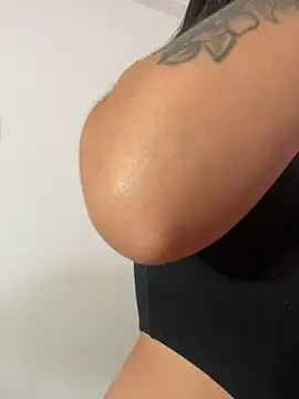 JuanitaMore01 online show from February 13, 2026, 9:37 pm