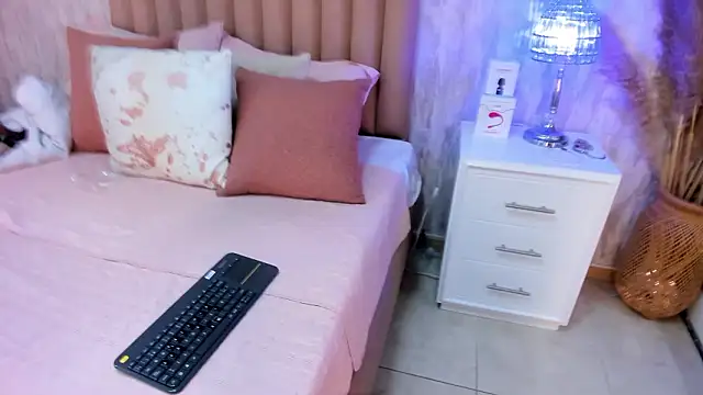 Emely florence  online show from February 10, 2026, 3:44 pm