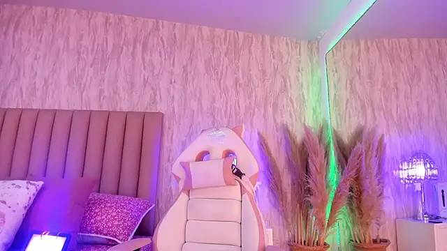 Emely florence  online show from March 1, 2026, 7:25 pm