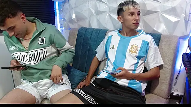 Snapshot of Isaac_tan chatting on September 19, 2025, 2:15 am Isaac tan online show from September 19, 2025, 2:15 am