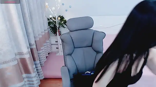 yaoyao-baby520 online show from December 21, 2025, 12:13 am