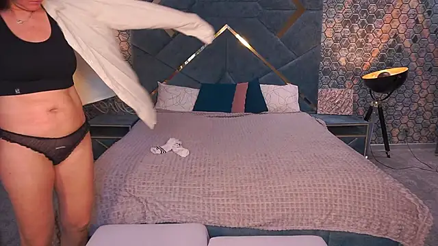 Snapshot of PleasureWeCouple chatting on February 2, 2026, 1:43 pm PleasureWeCouple online show from February 2, 2026, 1:43 pm