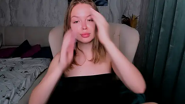 Snapshot of LaurennHill chatting on October 20, 2025, 12:13 am LaurennHill online show from October 20, 2025, 12:13 am