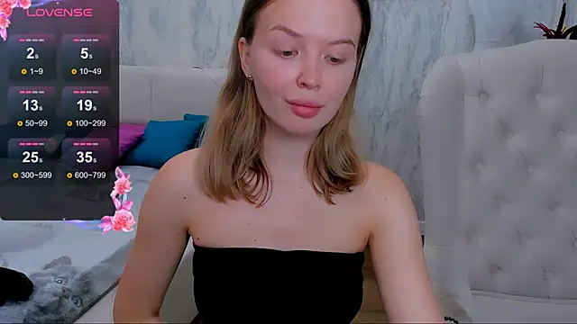 Snapshot of LaurennHill chatting on September 9, 2025, 12:10 am LaurennHill online show from September 9, 2025, 12:10 am
