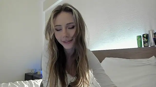 MilaDeLune online show from December 5, 2025, 5:22 pm