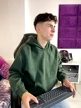 AdrianRinaldi online show from October 22, 2025, 7:35 pm