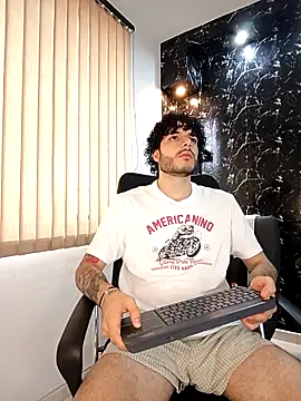 Snapshot of Rafael_Mendezz chatting on December 15, 2025, 9:20 pm Rafael Mendezz online show from December 15, 2025, 9:20 pm