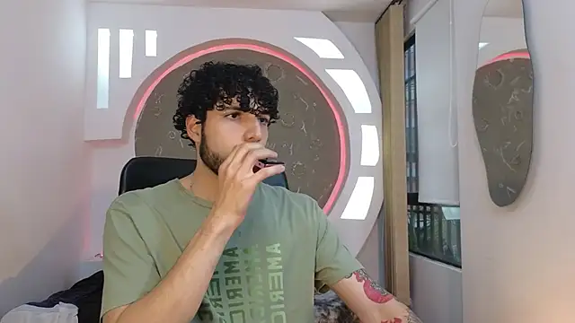 Snapshot of Rafael_Mendezz chatting on October 22, 2025, 8:30 pm Rafael Mendezz online show from October 22, 2025, 8:30 pm