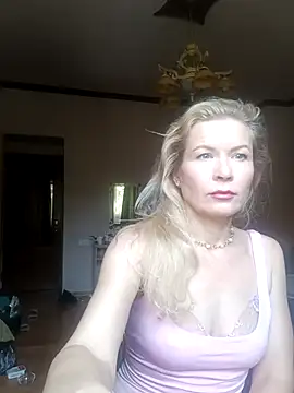 Julia Giulia online show from October 3, 2025, 10:39 am