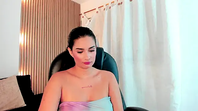 Hannah Brookss1 online show from October 20, 2025, 1:11 pm
