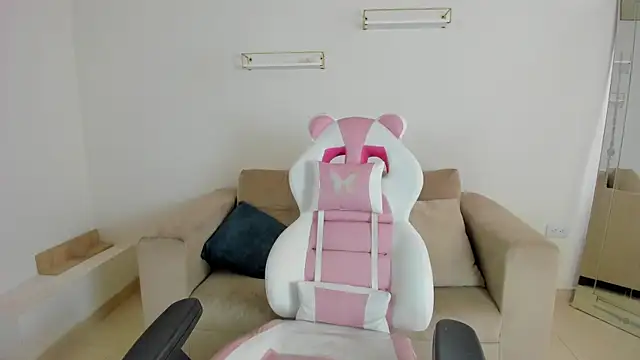 april smiith online show from October 30, 2025, 12:14 pm