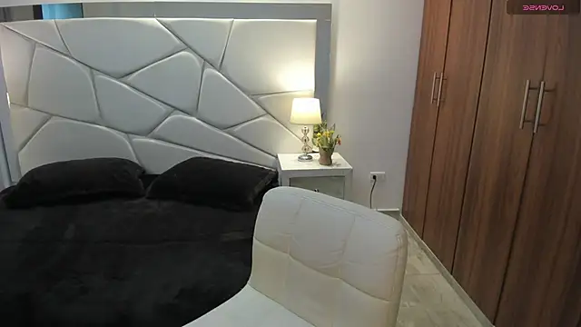 Karliie kloss  online show from October 15, 2025, 1:48 am