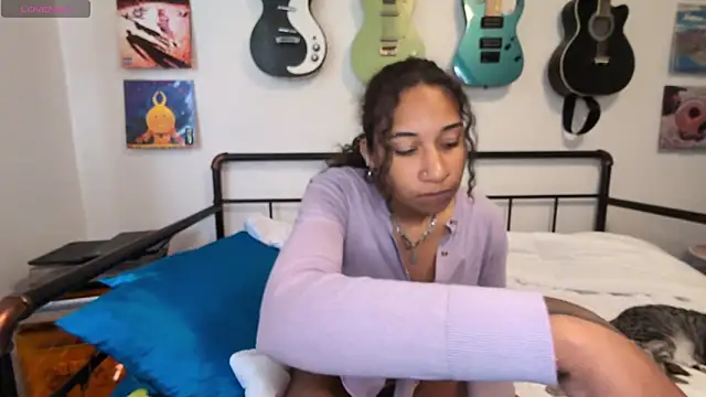 onlystrings online show from April 7, 2026, 8:54 pm