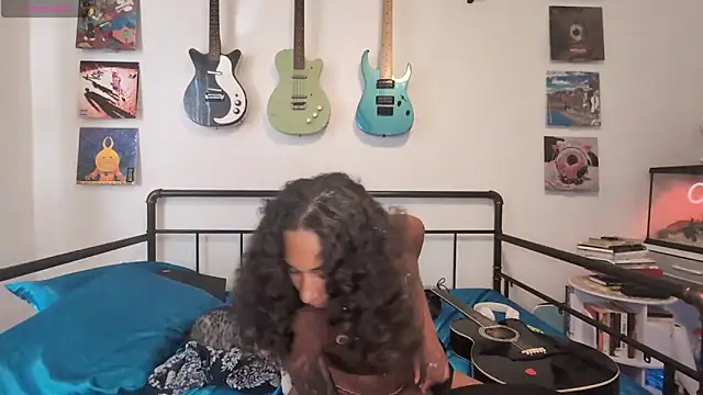 onlystrings online show from April 1, 2026, 9:12 pm