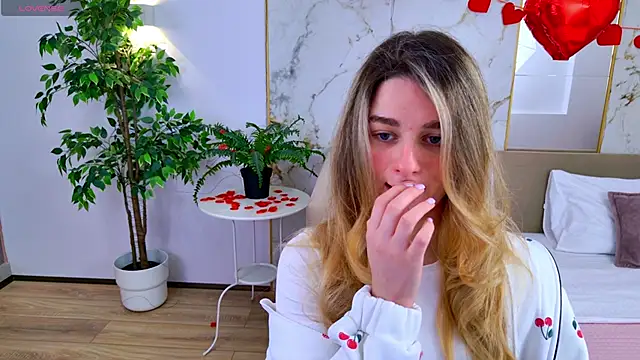 SweetyLicky online show from February 11, 2026, 4:07 pm