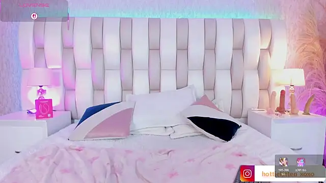 Viollet xoxo online show from February 24, 2026, 8:10 pm