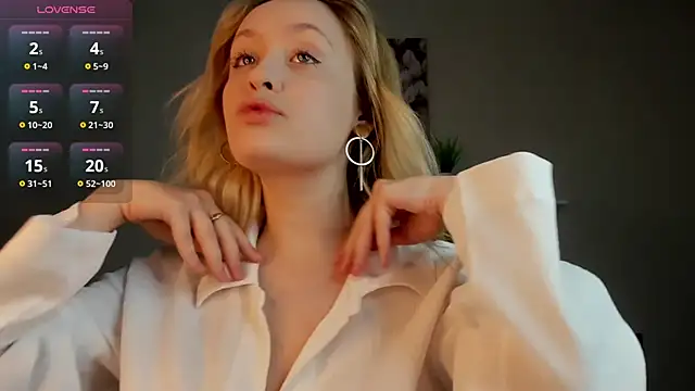 Snapshot of Julliakoill chatting on November 23, 2025, 8:02 am Julliakoill online show from November 23, 2025, 8:02 am