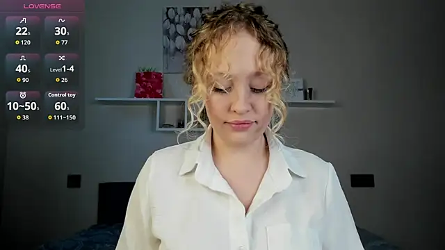 Snapshot of Julliakoill chatting on December 14, 2025, 8:42 am Julliakoill online show from December 14, 2025, 8:42 am