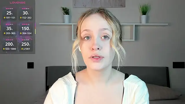 Snapshot of Julliakoill chatting on October 29, 2025, 6:12 am Julliakoill online show from October 29, 2025, 6:12 am