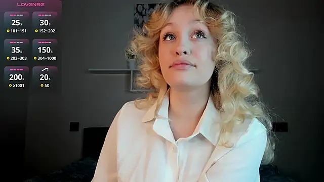 Snapshot of Julliakoill chatting on November 25, 2025, 6:25 am Julliakoill online show from November 25, 2025, 6:25 am