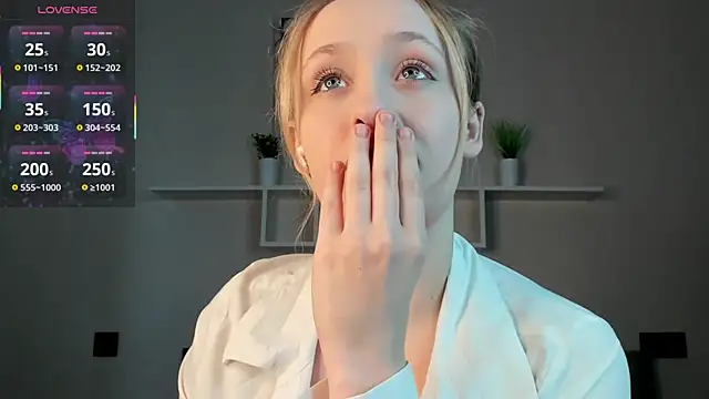 Snapshot of Julliakoill chatting on November 5, 2025, 7:44 am Julliakoill online show from November 5, 2025, 7:44 am