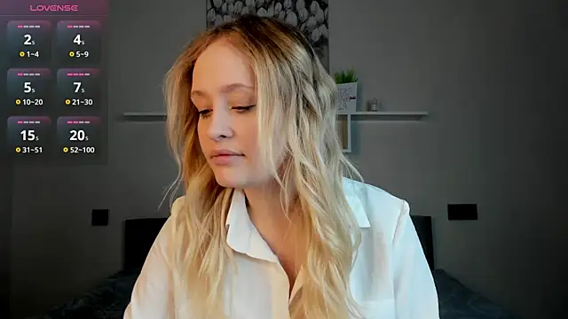 Snapshot of Julliakoill chatting on December 5, 2025, 8:02 am Julliakoill online show from December 5, 2025, 8:02 am