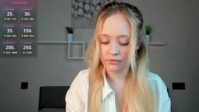 Snapshot of Julliakoill chatting on November 7, 2025, 8:41 am Julliakoill online show from November 7, 2025, 8:41 am