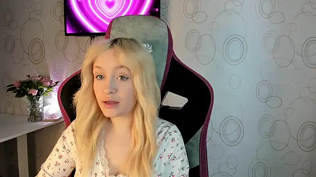 Snapshot of Julliakoill chatting on February 13, 2026, 11:10 am Julliakoill online show from February 13, 2026, 11:10 am