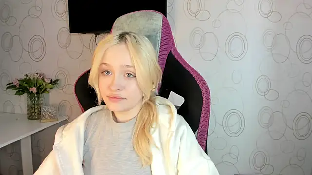 Snapshot of Julliakoill chatting on February 15, 2026, 10:36 am Julliakoill online show from February 15, 2026, 10:36 am