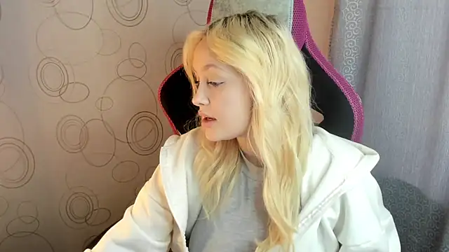 Snapshot of Julliakoill chatting on February 7, 2026, 10:23 am Julliakoill online show from February 7, 2026, 10:23 am