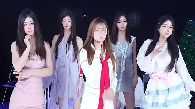 EYgirl222 online show from January 12, 2026, 8:32 am