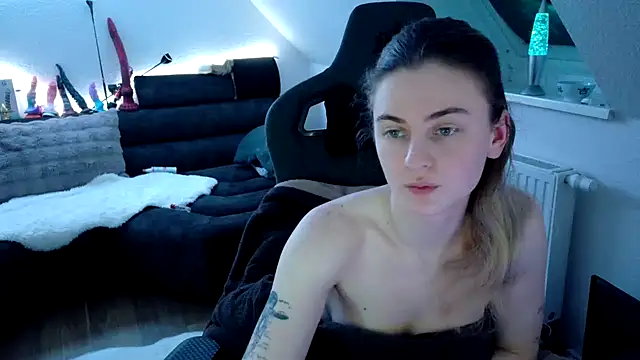 Snapshot of Melly4You chatting on March 17, 2026, 11:30 pm Melly4You online show from March 17, 2026, 11:30 pm