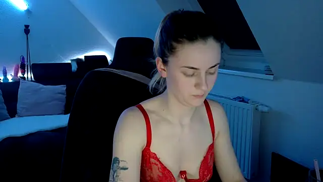 Snapshot of Melly4You chatting on April 8, 2026, 10:11 pm Melly4You online show from April 8, 2026, 10:11 pm