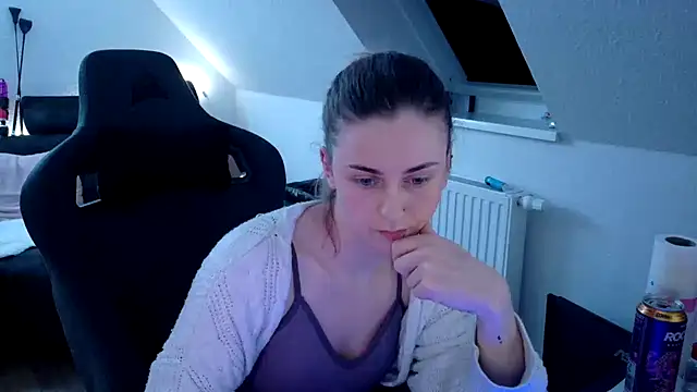 Snapshot of Melly4You chatting on April 15, 2026, 10:21 pm Melly4You online show from April 15, 2026, 10:21 pm