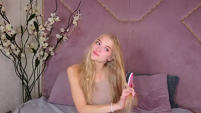 4example Chloe online show from September 28, 2025, 10:55 am