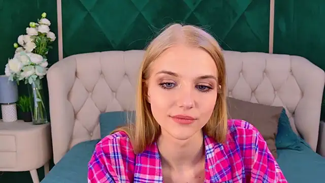 4example Chloe online show from April 1, 2026, 1:52 pm