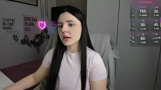 LiaWoow online show from November 18, 2025, 7:44 am