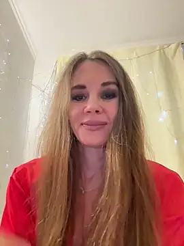 Snapshot of LucieMack chatting on December 19, 2025, 10:12 pm LucieMack online show from December 19, 2025, 10:12 pm