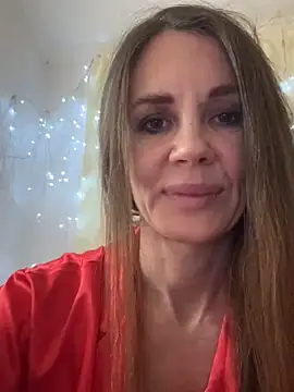 Snapshot of LucieMack chatting on November 28, 2025, 1:06 am LucieMack online show from November 28, 2025, 1:06 am