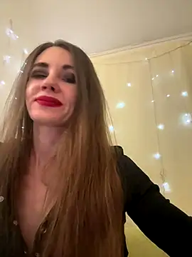 Snapshot of LucieMack chatting on December 21, 2025, 8:42 pm LucieMack online show from December 21, 2025, 8:42 pm