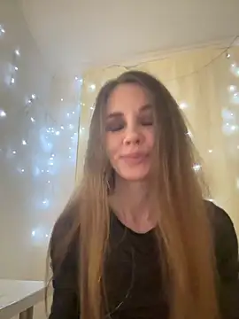 Snapshot of LucieMack chatting on November 12, 2025, 9:18 pm LucieMack online show from November 12, 2025, 9:18 pm