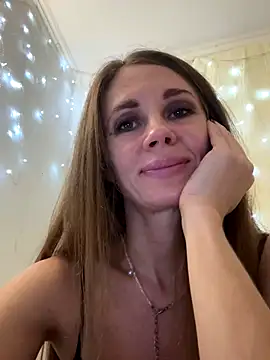 Snapshot of LucieMack chatting on October 21, 2025, 5:45 pm LucieMack online show from October 21, 2025, 5:45 pm