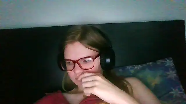 Snapshot of Moonolighta chatting on September 30, 2025, 6:52 am Moonolighta online show from September 30, 2025, 6:52 am