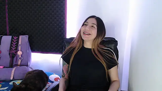 Snapshot of karlamoon23 chatting on October 17, 2025, 8:32 pm karlamoon23 online show from October 17, 2025, 8:32 pm