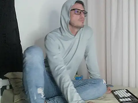 cristianenparis21 online show from November 21, 2025, 11:59 pm