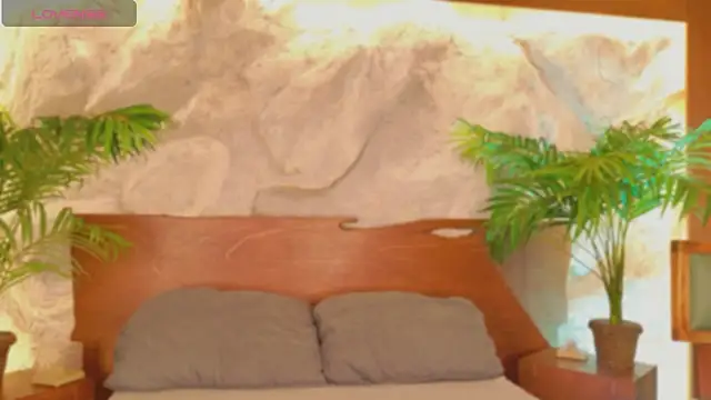 alisonn moon online show from April 12, 2026, 5:27 pm