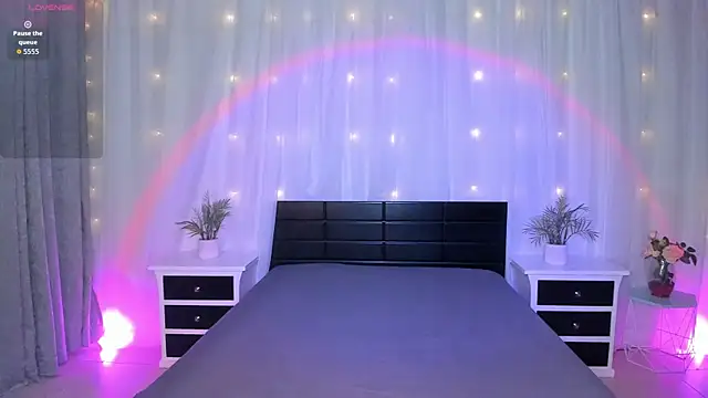 Snapshot of Evolet_Bee chatting on November 27, 2025, 1:00 pm Evolet Bee online show from November 27, 2025, 1:00 pm